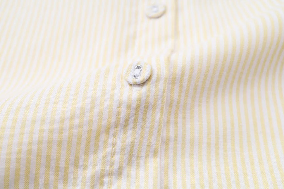طقم ملابس عائلي متناسق للأولاد والبنات من مجموعة "AS SS26 meadow collection" باللون الأصفر الفاتح، فستان شموس بالورود للبنات وتطريز سموكنج للأولاد مخطط.
