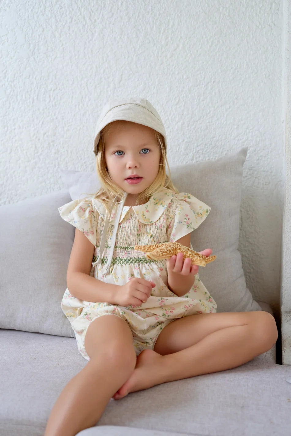 طقم ملابس عائلي متناسق للأولاد والبنات من مجموعة "AS SS26 meadow collection" باللون الأصفر الفاتح، فستان شموس بالورود للبنات وتطريز سموكنج للأولاد مخطط.