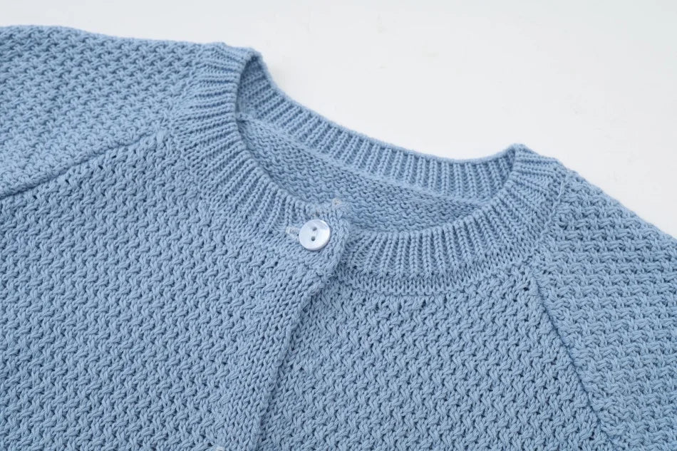 طقم ملابس عائلي متناسق للأولاد والبنات من مجموعة "AS SS26 meadow collection" باللون الأصفر الفاتح، فستان شموس بالورود للبنات وتطريز سموكنج للأولاد مخطط.