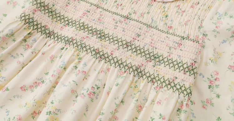 طقم ملابس عائلي متناسق للأولاد والبنات من مجموعة "AS SS26 meadow collection" باللون الأصفر الفاتح، فستان شموس بالورود للبنات وتطريز سموكنج للأولاد مخطط.
