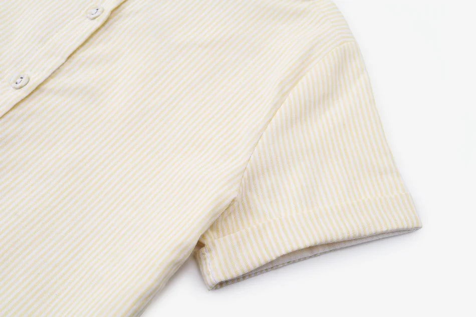 طقم ملابس عائلي متناسق للأولاد والبنات من مجموعة "AS SS26 meadow collection" باللون الأصفر الفاتح، فستان شموس بالورود للبنات وتطريز سموكنج للأولاد مخطط.