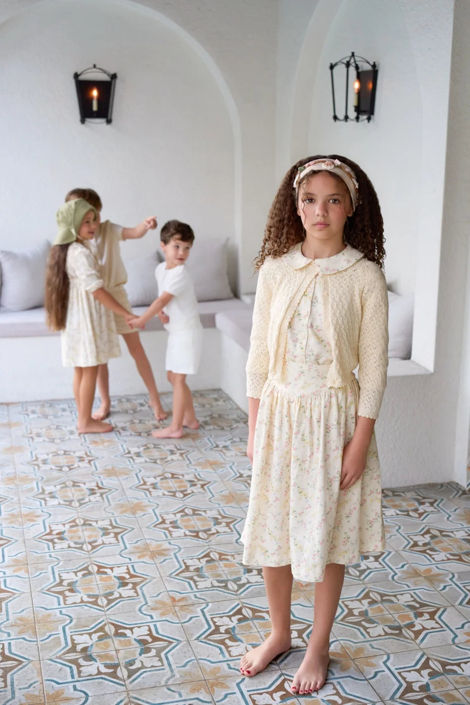 طقم ملابس عائلي متناسق للأولاد والبنات من مجموعة "AS SS26 meadow collection" باللون الأصفر الفاتح، فستان شموس بالورود للبنات وتطريز سموكنج للأولاد مخطط.