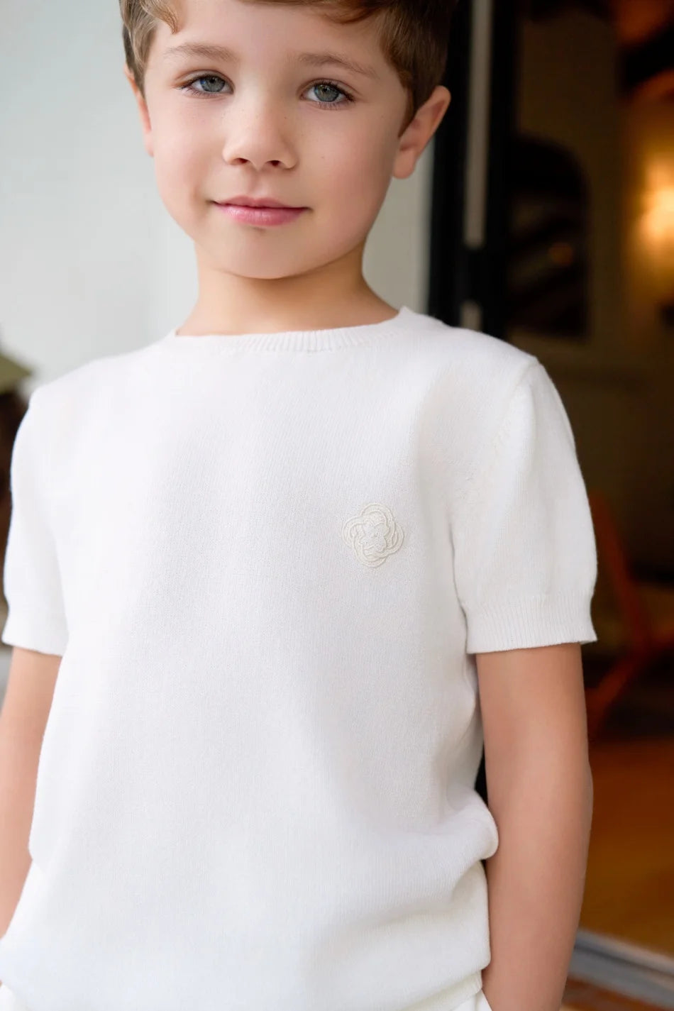 طقم ملابس عائلي متناسق للأولاد والبنات من مجموعة "AS SS26 meadow collection" باللون الأصفر الفاتح، فستان شموس بالورود للبنات وتطريز سموكنج للأولاد مخطط.