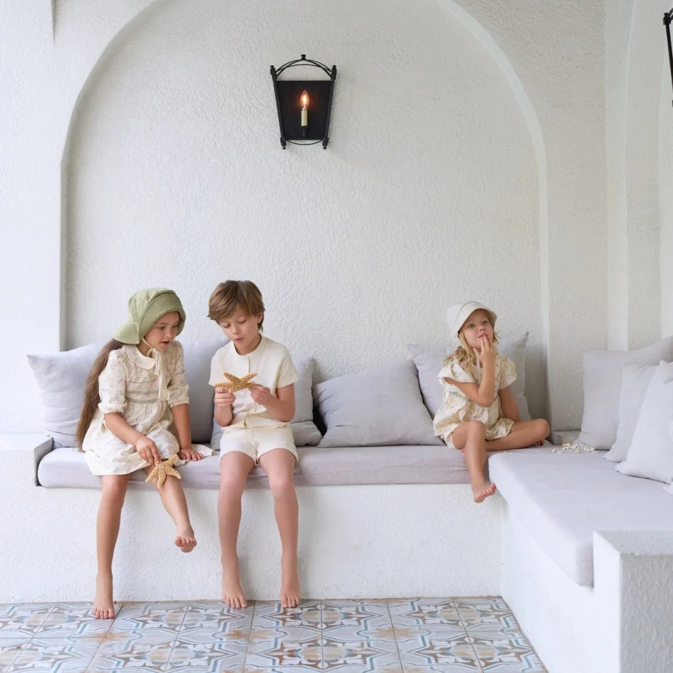 طقم ملابس عائلي متناسق للأولاد والبنات من مجموعة "AS SS26 meadow collection" باللون الأصفر الفاتح، فستان شموس بالورود للبنات وتطريز سموكنج للأولاد مخطط.