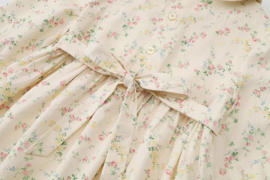 طقم ملابس عائلي متناسق للأولاد والبنات من مجموعة "AS SS26 meadow collection" باللون الأصفر الفاتح، فستان شموس بالورود للبنات وتطريز سموكنج للأولاد مخطط.