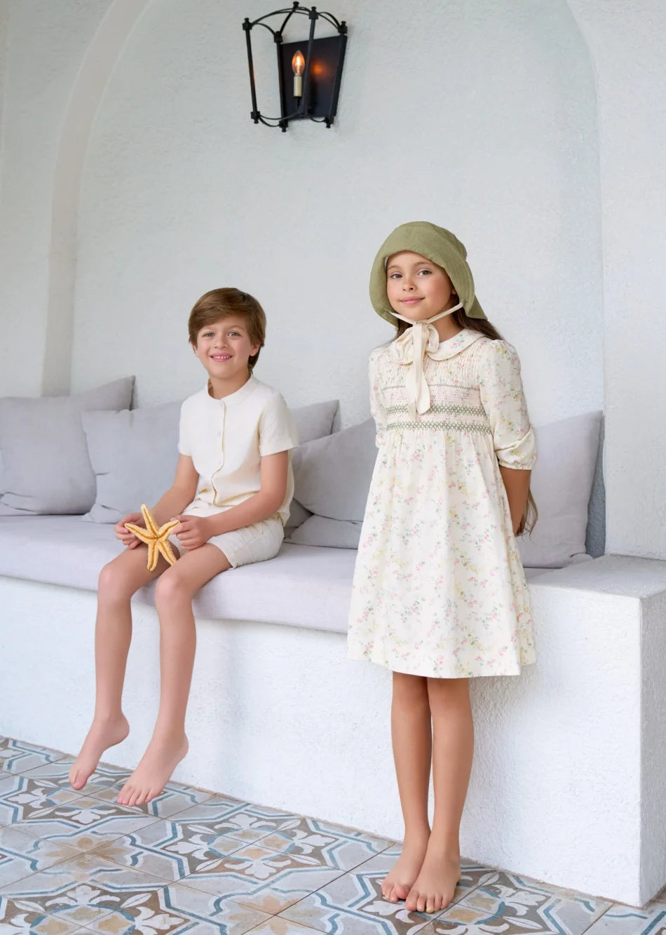 طقم ملابس عائلي متناسق للأولاد والبنات من مجموعة "AS SS26 meadow collection" باللون الأصفر الفاتح، فستان شموس بالورود للبنات وتطريز سموكنج للأولاد مخطط.