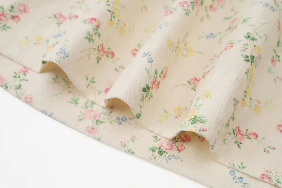 طقم ملابس عائلي متناسق للأولاد والبنات من مجموعة "AS SS26 meadow collection" باللون الأصفر الفاتح، فستان شموس بالورود للبنات وتطريز سموكنج للأولاد مخطط.