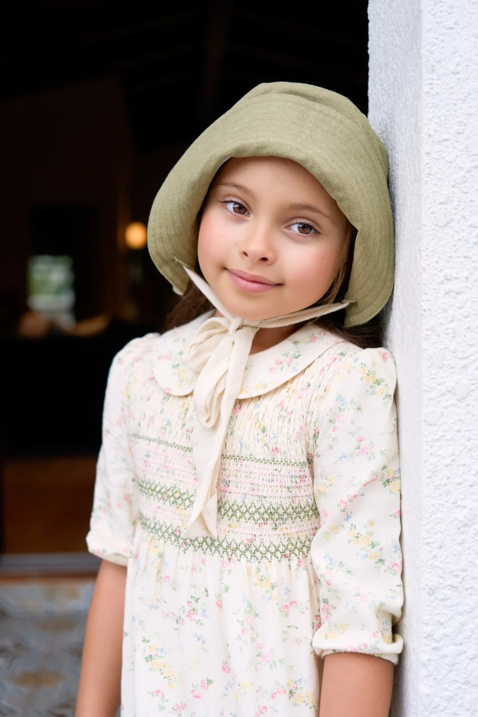 طقم ملابس عائلي متناسق للأولاد والبنات من مجموعة "AS SS26 meadow collection" باللون الأصفر الفاتح، فستان شموس بالورود للبنات وتطريز سموكنج للأولاد مخطط.