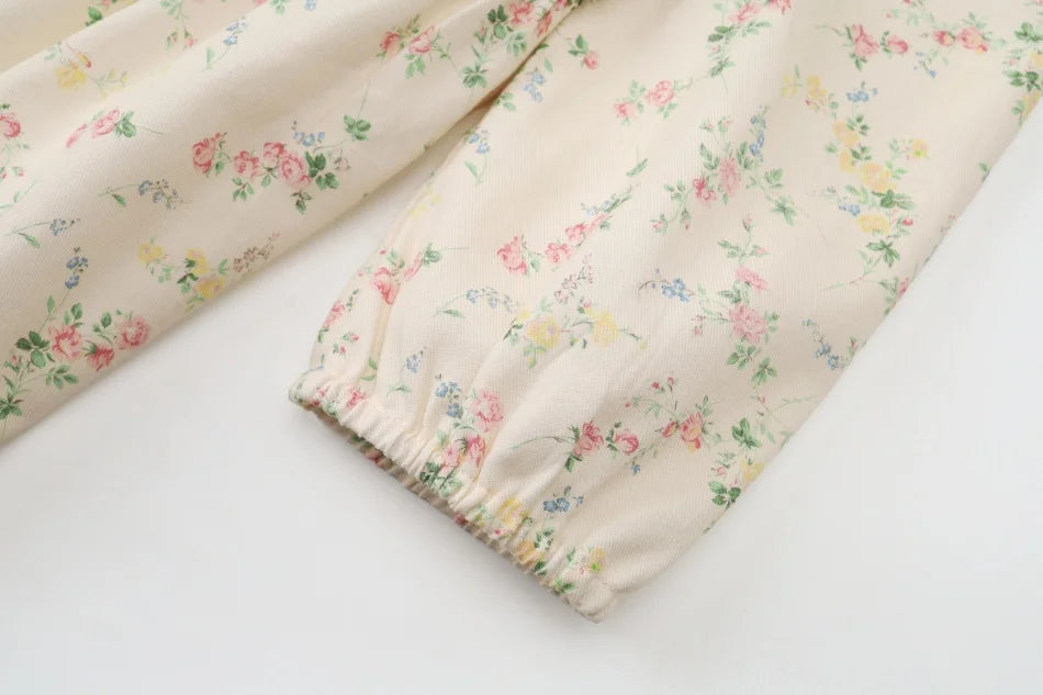 طقم ملابس عائلي متناسق للأولاد والبنات من مجموعة "AS SS26 meadow collection" باللون الأصفر الفاتح، فستان شموس بالورود للبنات وتطريز سموكنج للأولاد مخطط.