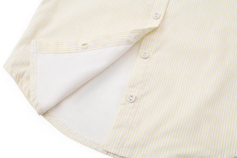 طقم ملابس عائلي متناسق للأولاد والبنات من مجموعة "AS SS26 meadow collection" باللون الأصفر الفاتح، فستان شموس بالورود للبنات وتطريز سموكنج للأولاد مخطط.