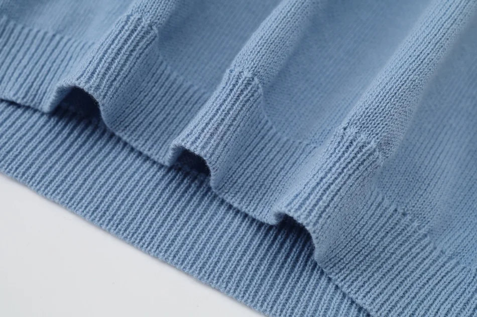 طقم ملابس عائلي متناسق للأولاد والبنات من مجموعة "AS SS26 meadow collection" باللون الأصفر الفاتح، فستان شموس بالورود للبنات وتطريز سموكنج للأولاد مخطط.