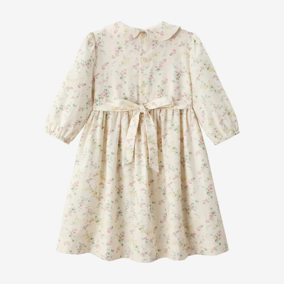 طقم ملابس عائلي متناسق للأولاد والبنات من مجموعة "AS SS26 meadow collection" باللون الأصفر الفاتح، فستان شموس بالورود للبنات وتطريز سموكنج للأولاد مخطط.