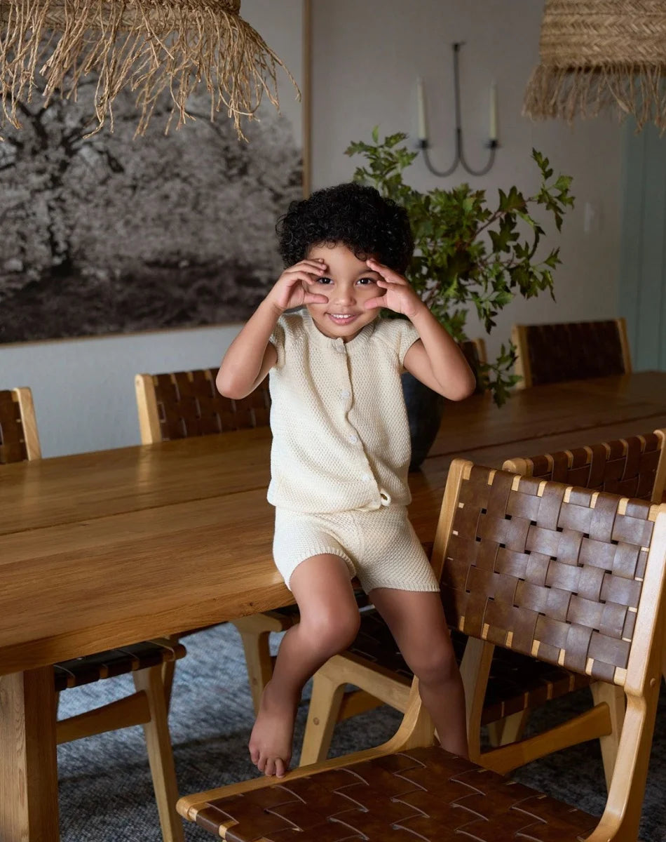 طقم ملابس عائلي متناسق للأولاد والبنات من مجموعة "AS SS26 meadow collection" باللون الأصفر الفاتح، فستان شموس بالورود للبنات وتطريز سموكنج للأولاد مخطط.