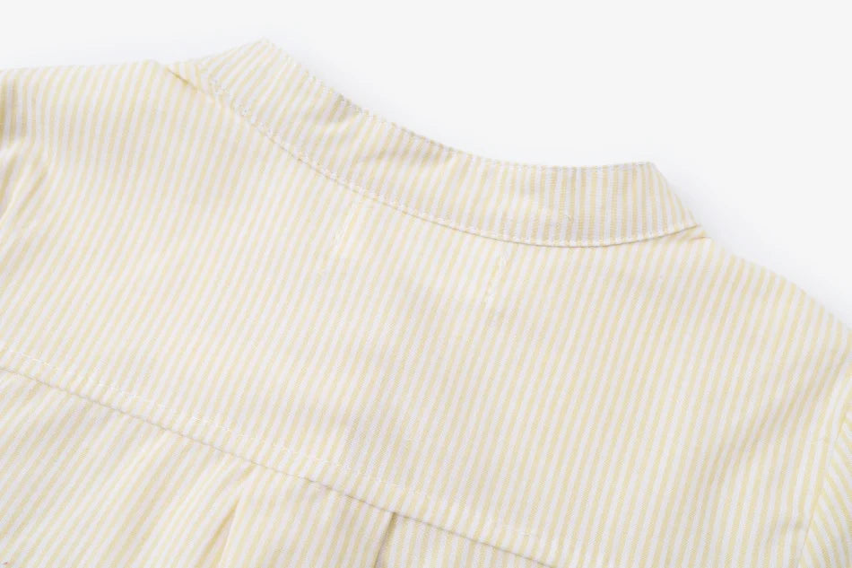 طقم ملابس عائلي متناسق للأولاد والبنات من مجموعة "AS SS26 meadow collection" باللون الأصفر الفاتح، فستان شموس بالورود للبنات وتطريز سموكنج للأولاد مخطط.